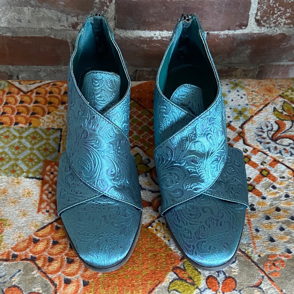 Elegant Teal Embossed Women Shoes